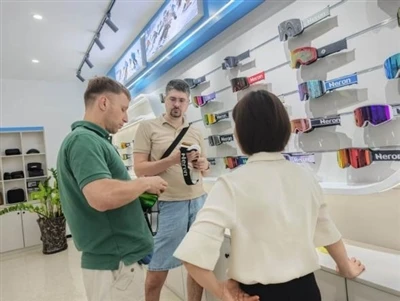 Guangzhou Hangrui víta nových medzinárodných klientov na návštevu továrne